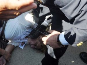 Şehit cenazesinde kadına linç girişimi!