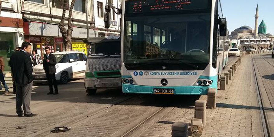 Tramvay yolunda otobüs ve kamyonet birbirine girdi