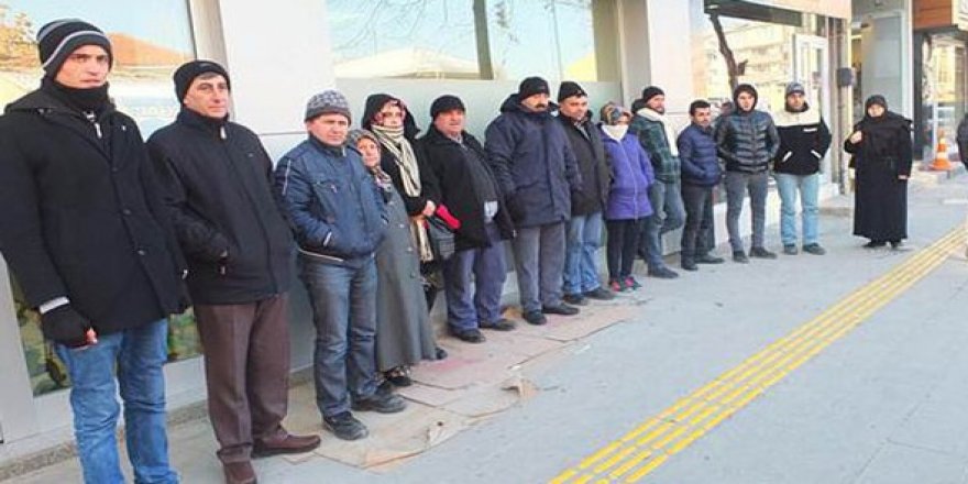 TOKİ’den ev için 4 gündür banka önünde bekliyorlar