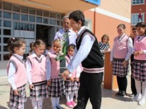 Beyşehirde minikler çiçeklerle karşılandı