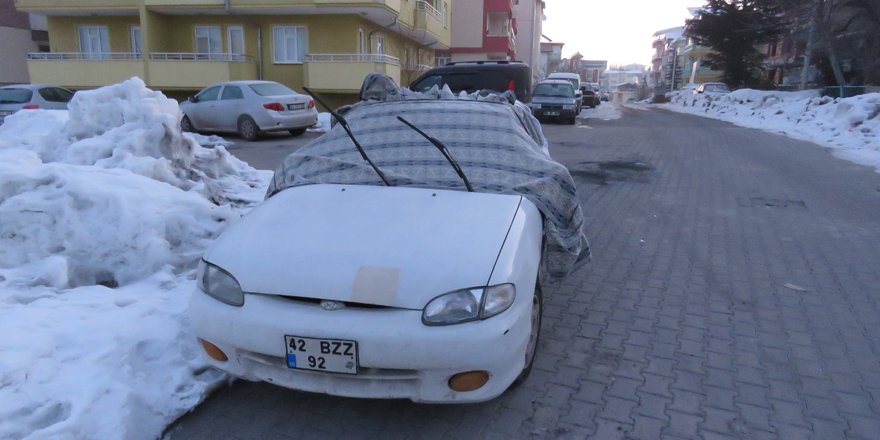 Beyşehir'de sürücüler araçlarını örtüyle soğuktan koruyor