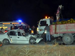 Otomobil, traktör römorkuna çarptı: 2 ölü