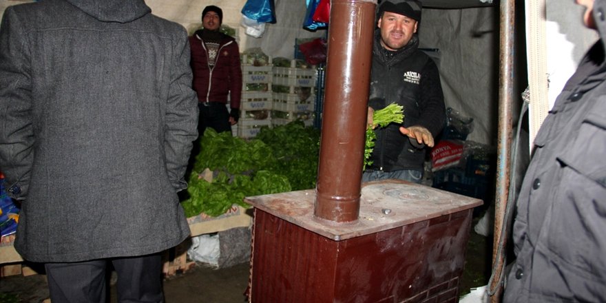 Seydişehir'de pazarcıların soğukla mücadelesi