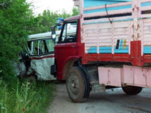Derbent'te trafik kazası : 3 yaralı