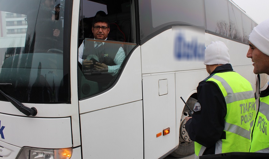 Sivil polisten yolcu otobüsüne trafik denetimi