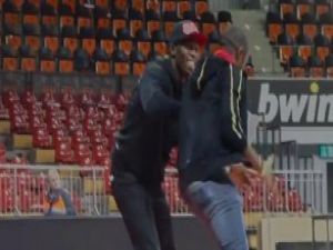 Rekortmen Usain Bolt NBA'ye göz kırptı
