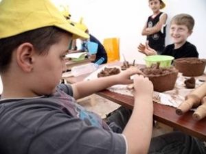 Çocuklar çamurdan şekil ve eşya yapımını öğreniyor
