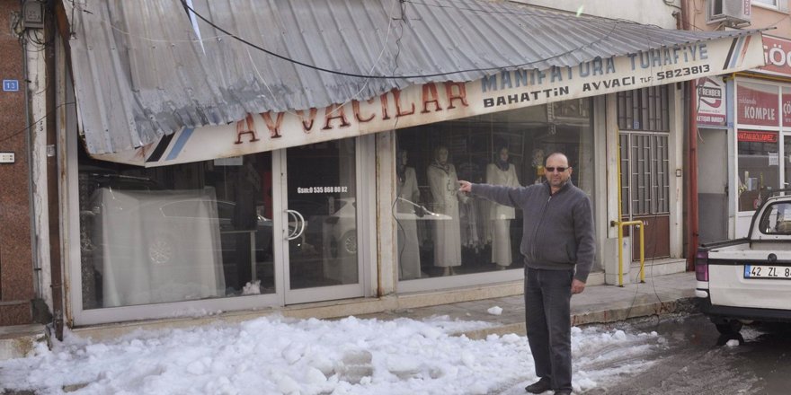Seydişehir’de çatıdaki karlar tehlike saçıyor