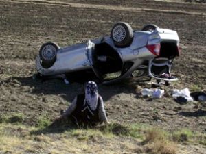 Otomobil şarampole yuvarlandı