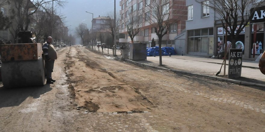 Akşehir’de yol ve kaldırımlar tamir ediliyor