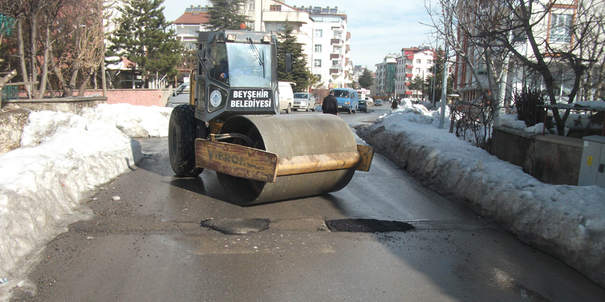 Beyşehir’de tahrip olan yollar onarılıyor