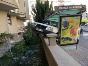 Otobüs durağına daldı!