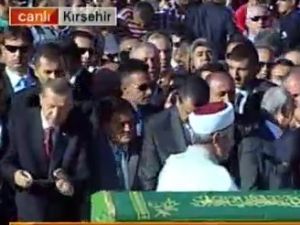 Başbakan Erdoğan Cenaze Namazı İçin Avluya Geldi