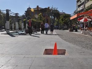 Dikkat çukur var!