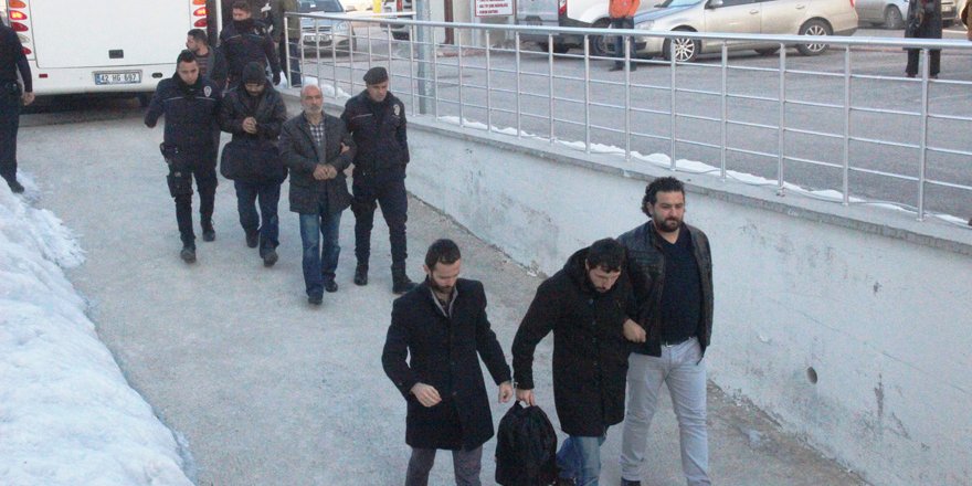 FETÖ’den gözaltına alınan 42 kişi adliyeye sevk edildi