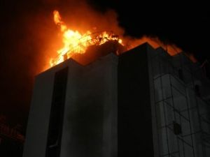 Yeni bina alev alev yandı