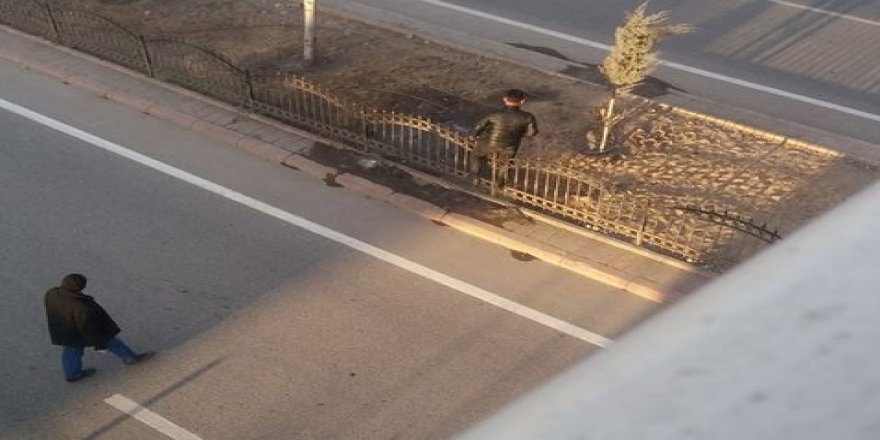 Üst geçit yerine bariyerden atlamayı tercih ediyorlar!