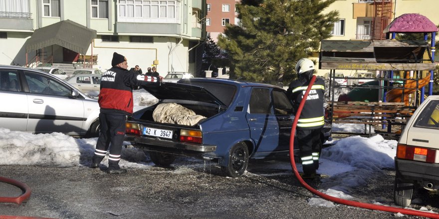 Park halindeki otomobilde yangın çıktı