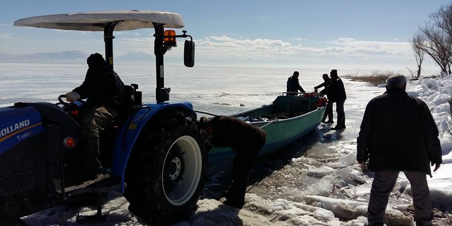 Beyşehirli balıkçılar donun çözülmesini bekliyor