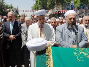 Hazım Oktay Başer dualarla uğurlandı
