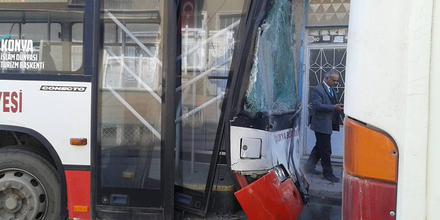 Belediye otobüsleri çarpıştı
