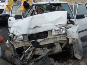 Otomobil kamyona çarptı