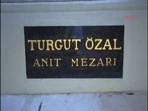 İş makineleri Özal'ın mezarında