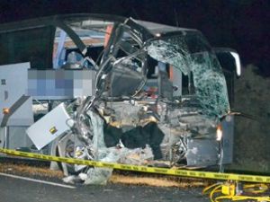 Yolcu otobüsü ile tır çarpıştı: 1 ölü, 27 yaralı