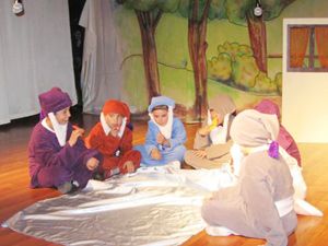 Öğrencilerden İngilizce drama