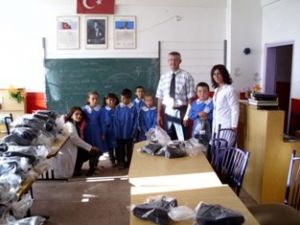 TASEV, öğrencilere ayakkabı dağıttı