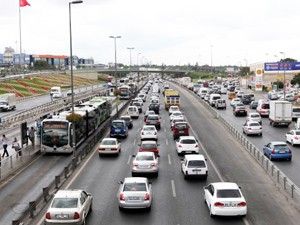 Yollardaki araçlar yaşlı