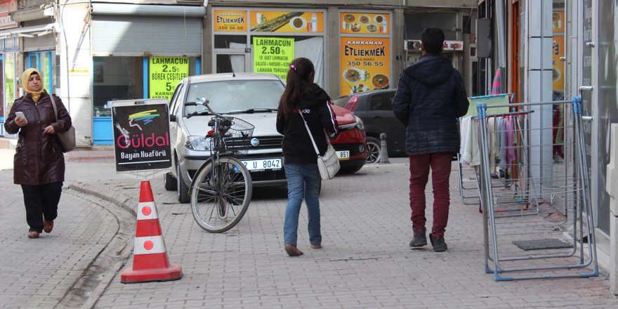 Yalın ayakla dileniyorlar