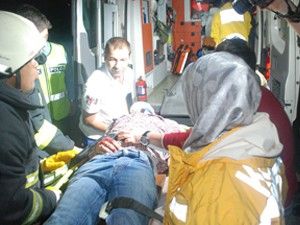 Otomobil ile aydınlatma direği arasında can pazarı