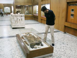 14 asırdır bozulmayan ceset için minyatür mağara