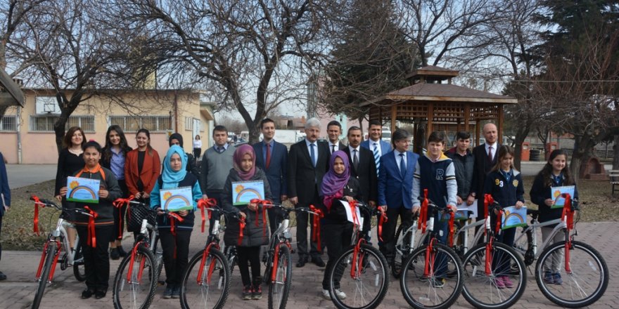 Tekerlemelerle sağlık için yarıştılar