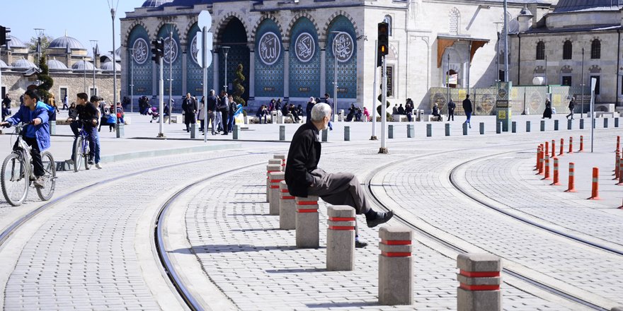 Oturacak başka yer bulamadı