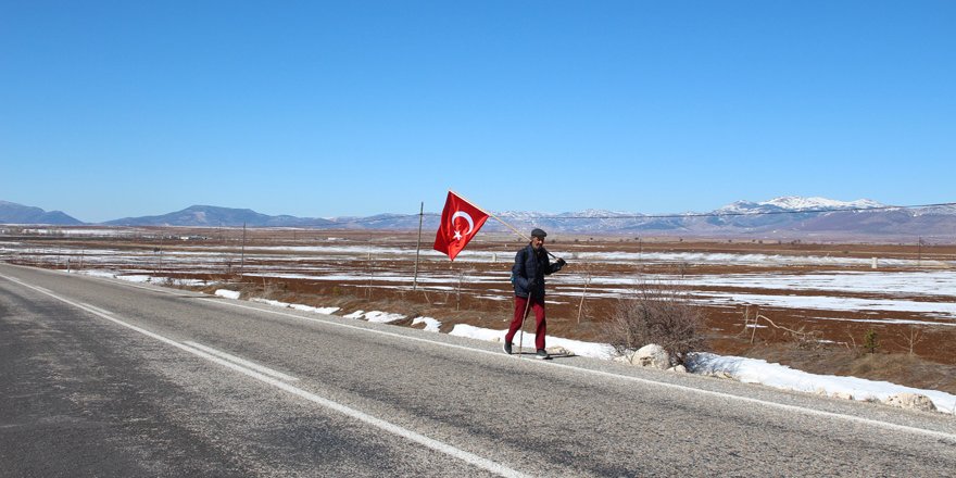 Türk bayrağıyla Ömer Halisdemir’in mezarına yürüyor