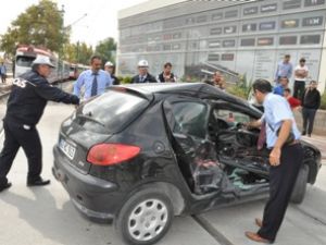 Tramvay otomobile çarptı