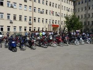 Kadınhanında motosiklet sürücülerine kask dağıtıldı