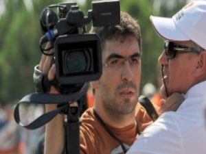 Ahmet Ağaoğlu'ndan, gazeteciye kafa darbesi