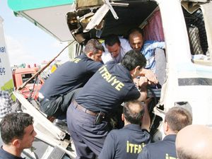 TIR'a arkadan çarpan kamyon sürücüsü sıkıştı