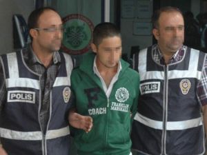 Öğrencilerin harçlarını gasp etti