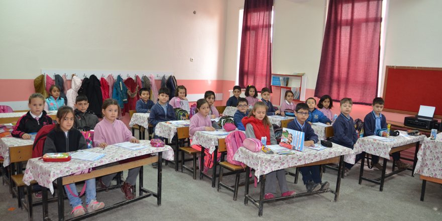 Sarayönü'nde öğrencilere 8 bin 500 kitap dağıtıldı