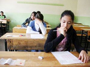 Öğrenciler içerde, aileleri dışarıda ter döktü