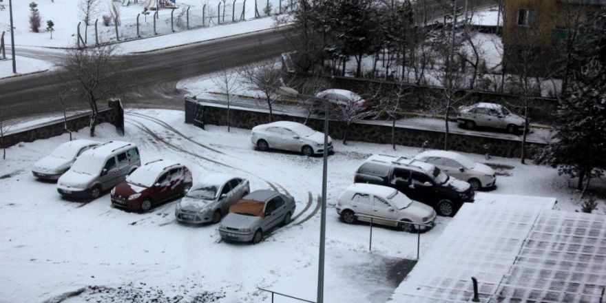 Erzurum güne karla uyandı