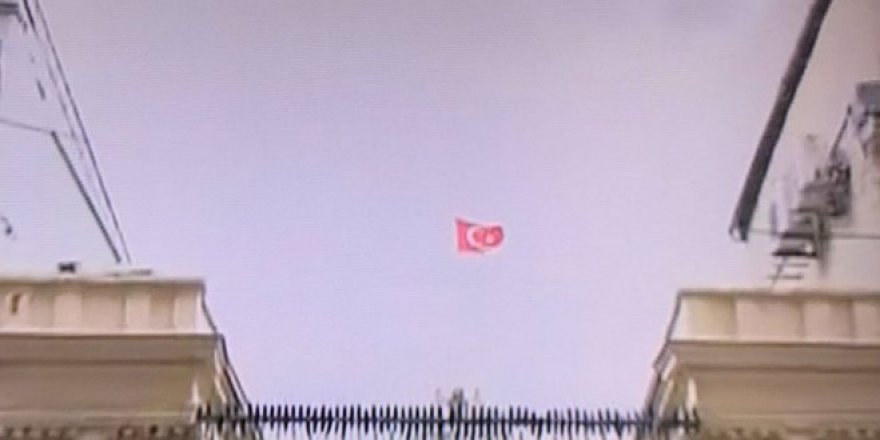 Hollanda konsolosluğunda Türk bayrağı göndere çekildi