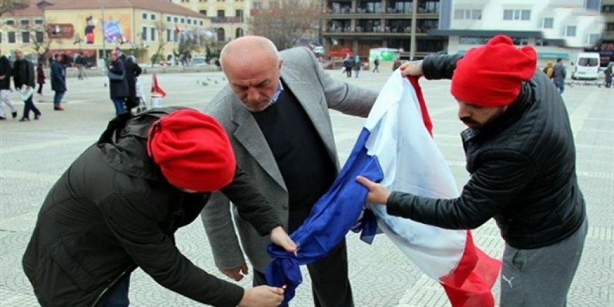 Hollanda bayrağı sanıp Fransa bayrağı yaktılar