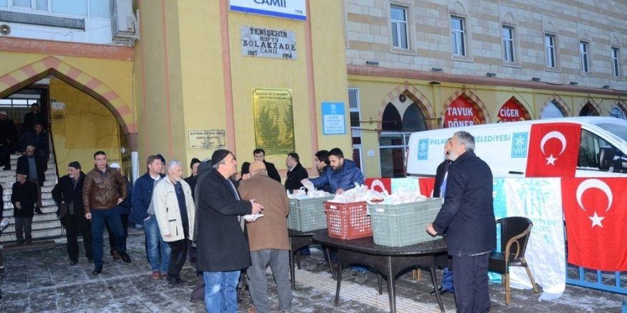 Palandöken Belediyesi sabah namazına gelen vatandaşa simit ikram etti