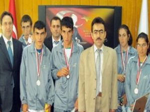 Özel öğrencilerden çok özel madalyalar