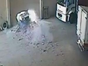 Duvarı delip döviz bürosunu soydular!